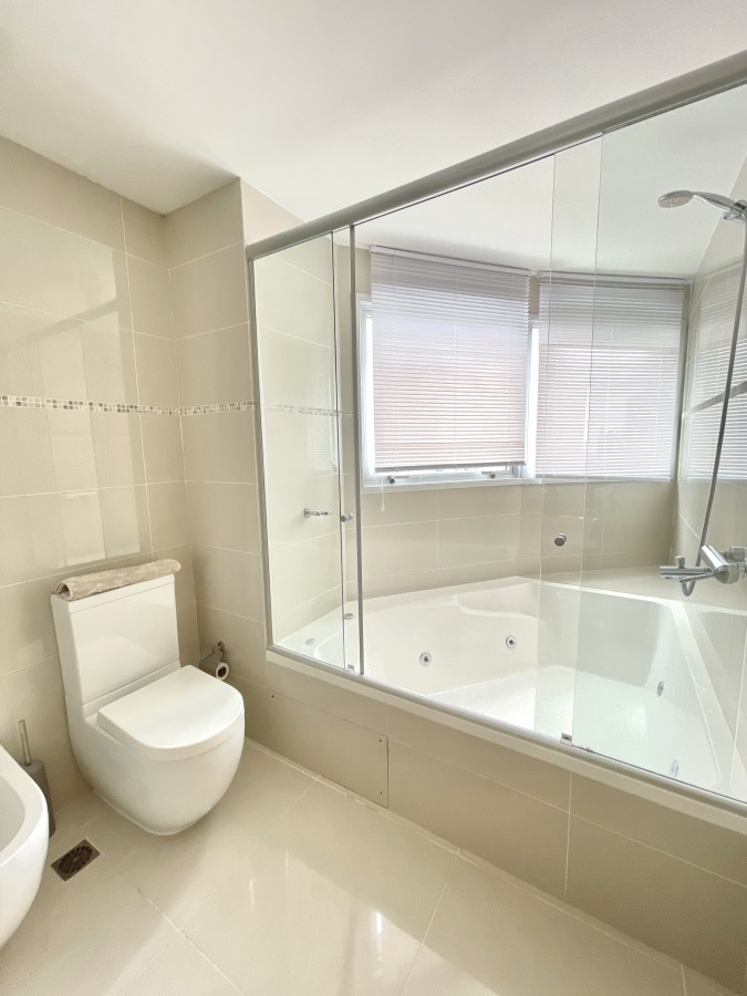 Apartamento ID.21093902 -  Exclusivo apartamento en Playa Mansa - Punta del Este, a tan solo 100 metros del mar.