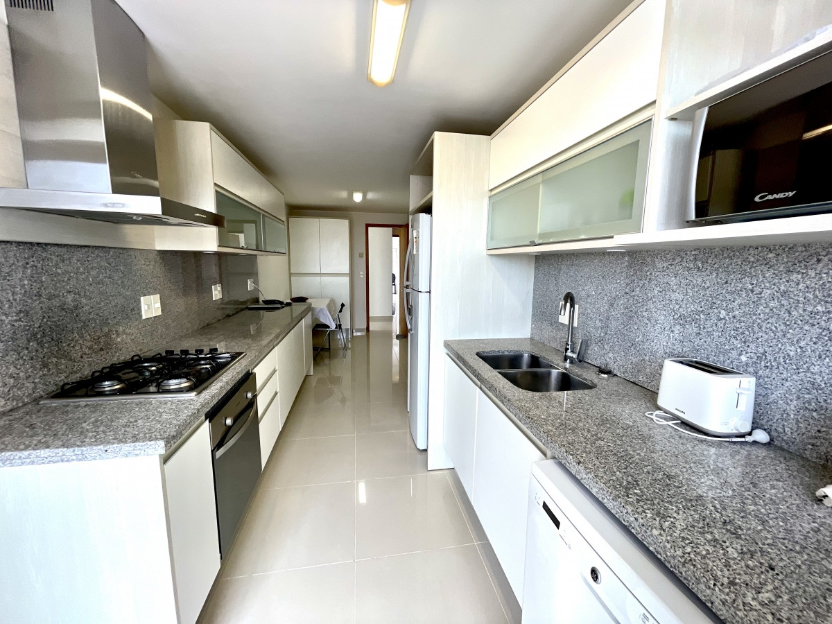 Apartamento ID.21093902 -  Exclusivo apartamento en Playa Mansa - Punta del Este, a tan solo 100 metros del mar.