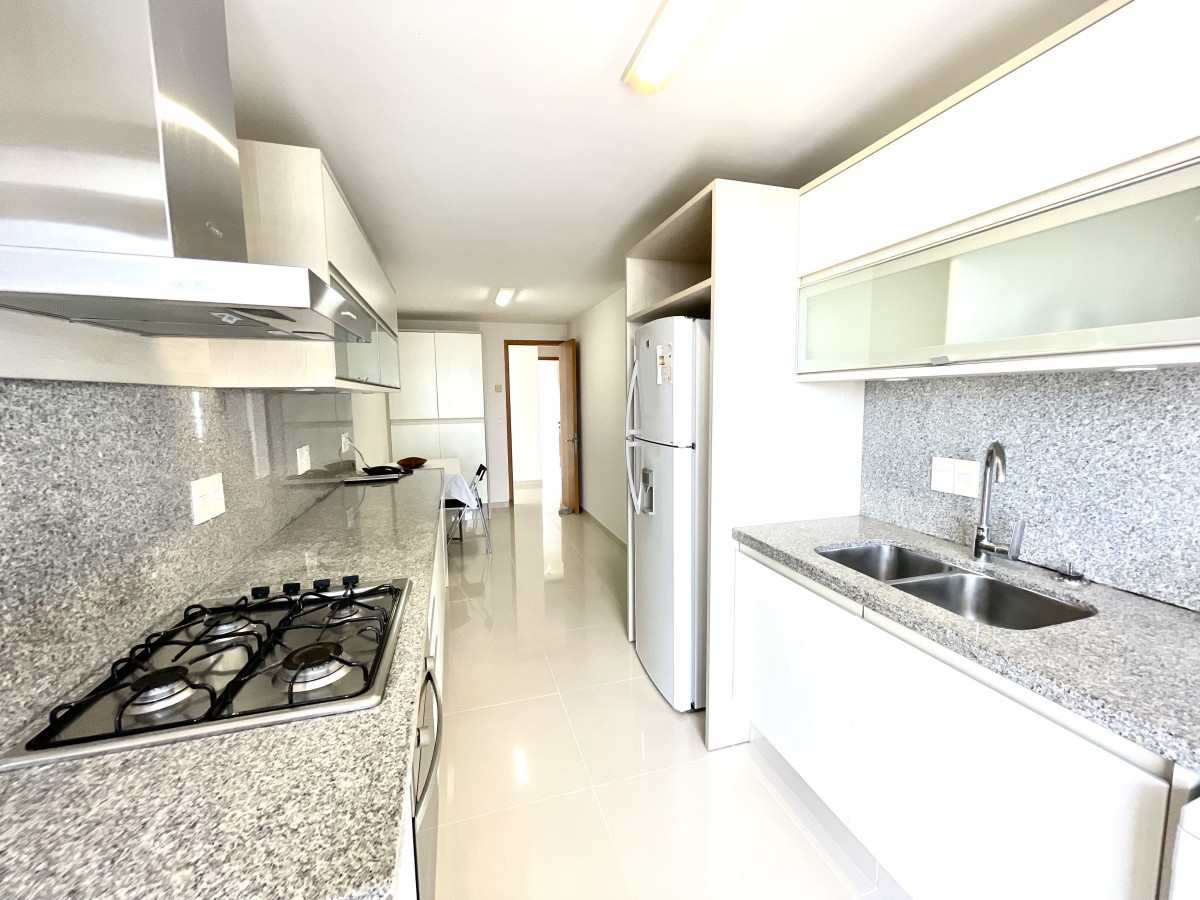 Apartamento ID.21093902 -  Exclusivo apartamento en Playa Mansa - Punta del Este, a tan solo 100 metros del mar.
