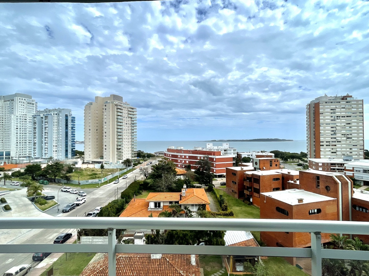 Apartamento ID.21093902 -  Exclusivo apartamento en Playa Mansa - Punta del Este, a tan solo 100 metros del mar.