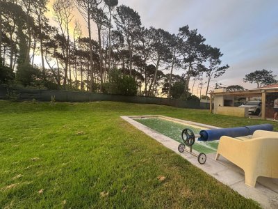 Casa en alquiler de temporada con amplio jardín y piscina
