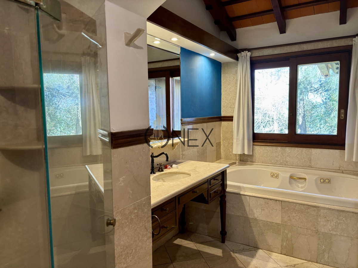 Casa ID.3329 - LUJO Y COMODIDAD Venta o Alquiler Casa Lomas Tahona 3D suite Playroom Estar Terraza Gge Piscina Parrillero