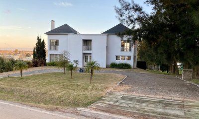 TU NUEVA VIDA EMPIEZA ACÁ! Venta Casa Altos la Tahona 3D Suite, estar, 2 plantas excelente ubicación