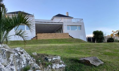 TU NUEVA VIDA EMPIEZA ACÁ! Venta Casa Altos la Tahona 3D Suite, estar, 2 plantas excelente ubicación