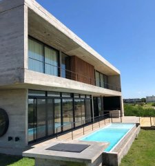 Venta de moderna casa en Barrio Golf de Costa Esmeralda