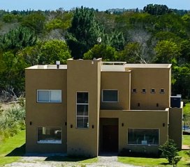 Venta y Alquiler de Casa en Costa Esmeralda Barrio Senderos III