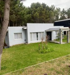 Casa residencial rodeada de bosque.