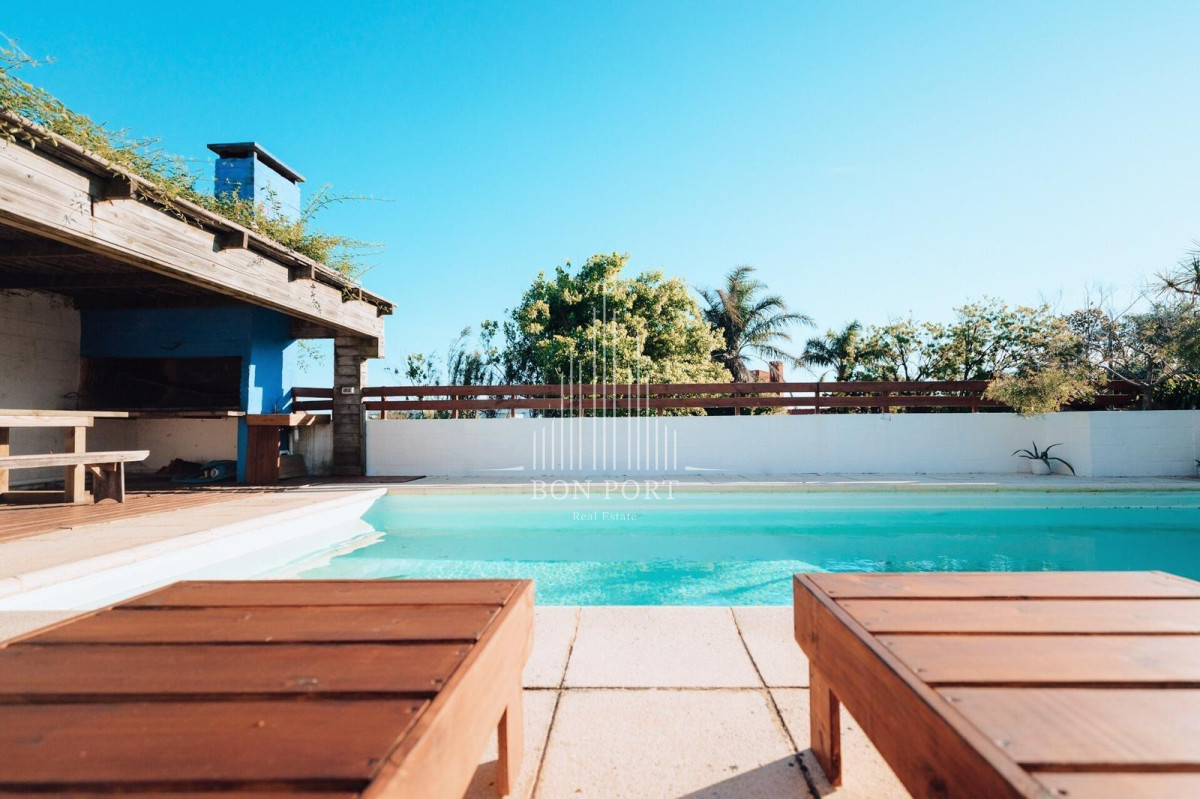 Hotel ID.16 - Hostel en venta a pasos del mar en el chorro.