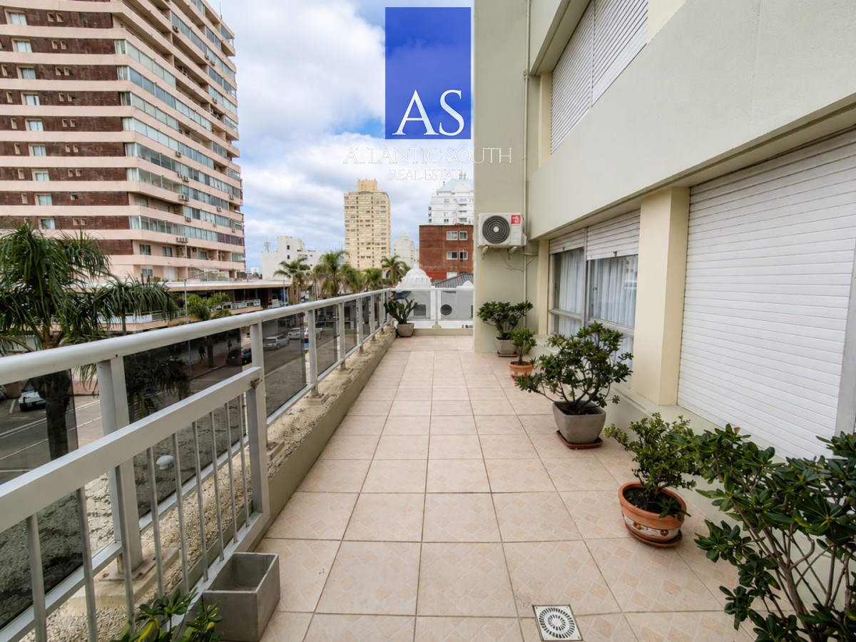 Apartamento ID.4211 - Apartamento 3 Dormitorios en venta gran terraza garage Península Punta del Este