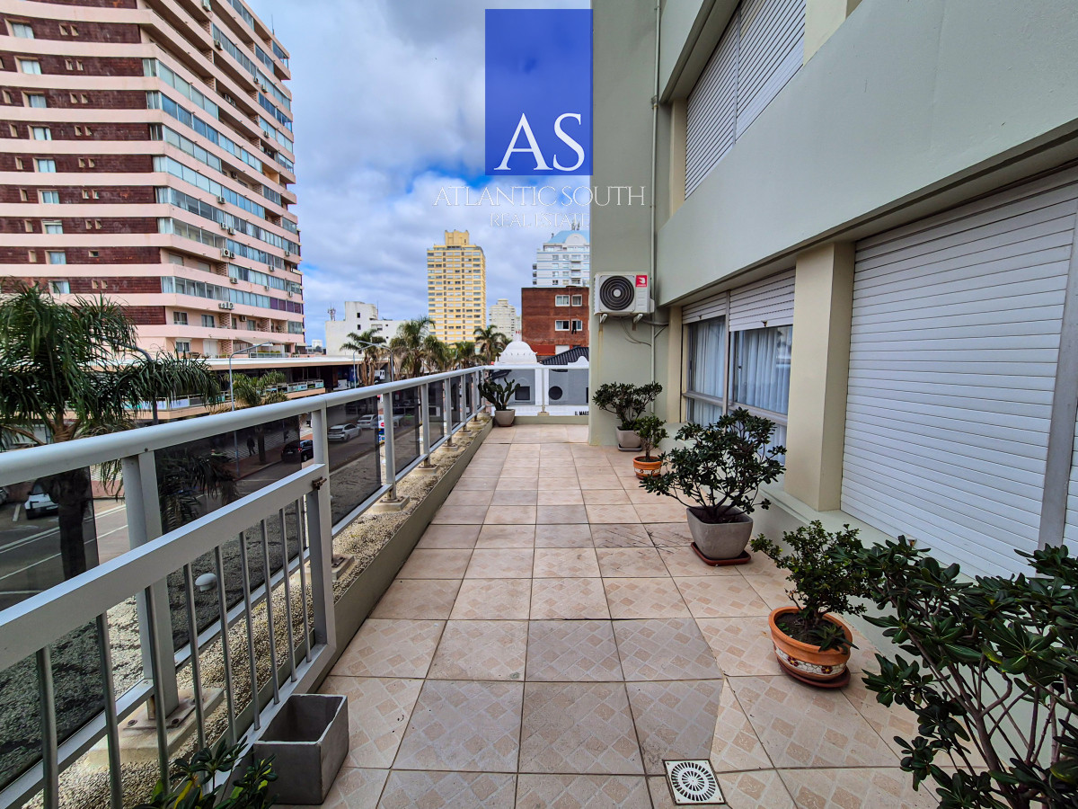 Apartamento ID.4211 - Apartamento 3 Dormitorios en venta gran terraza garage Península Punta del Este