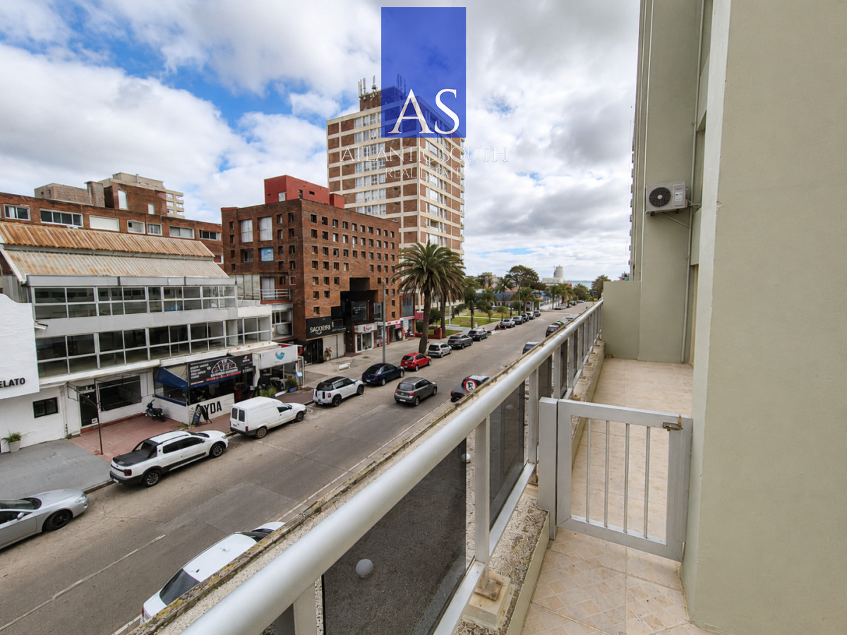 Apartamento ID.4211 - Apartamento 3 Dormitorios en venta gran terraza garage Península Punta del Este