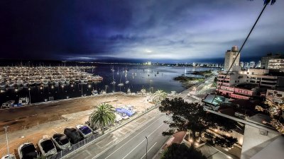 Venta Oportunidad 5 Dormitorios Frente al  Puerto Punta del Este 