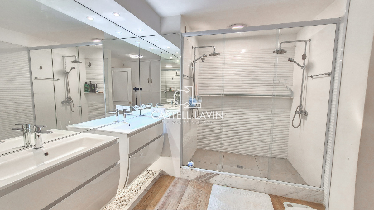 Apartamento ID.13 - Venta Oportunidad 5 Dormitorios Frente al  Puerto Punta del Este 