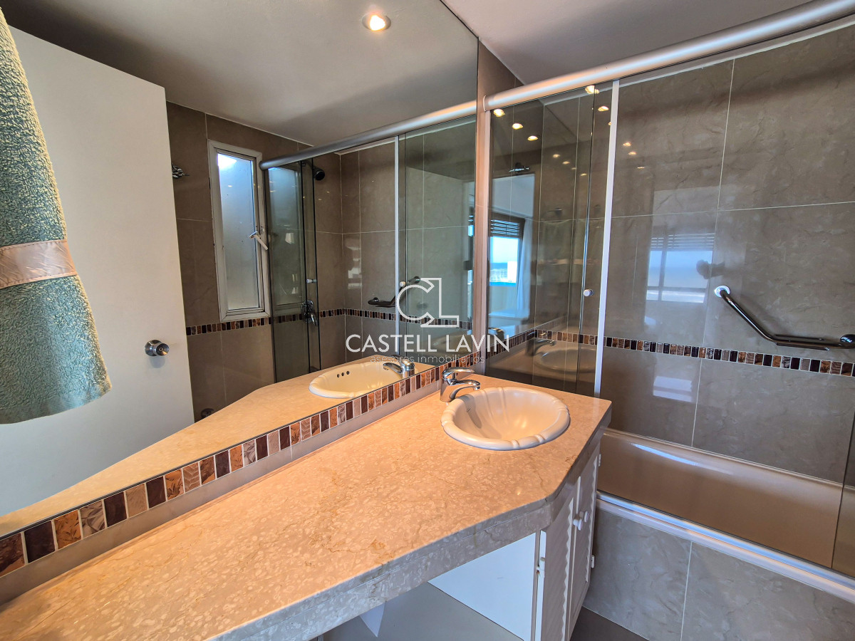 Apartamento ID.737 - Venta Apartamento 4 Dormitorios con Vista al Mar Parquemar Center Playa Brava Punta del Este