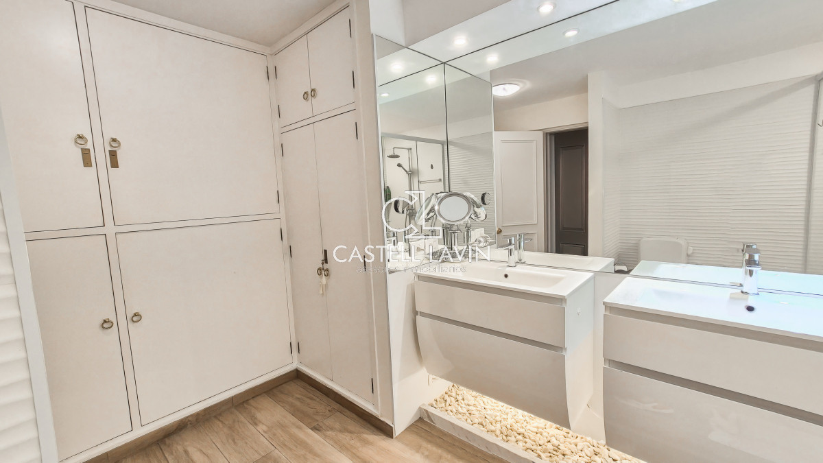 Apartamento ID.13 - Venta Oportunidad 5 Dormitorios Frente al  Puerto Punta del Este 