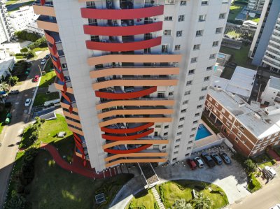 Venta Apartamento 2 Dormitorios y Servicio edificio Scorpio Playa Brava Punta del Este