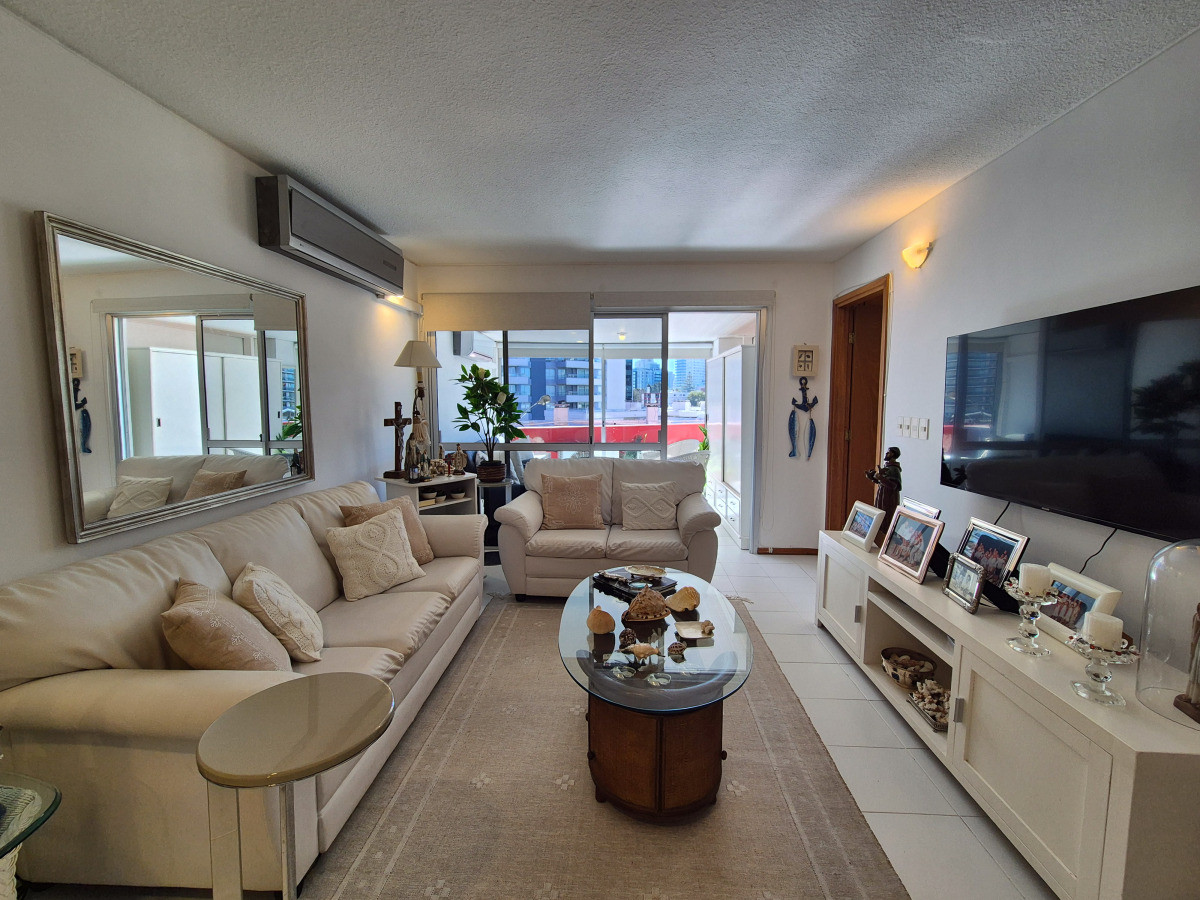 Venta Apartamento 2 Dormitorios y Servicio edificio Scorpio Playa Brava Punta del Este