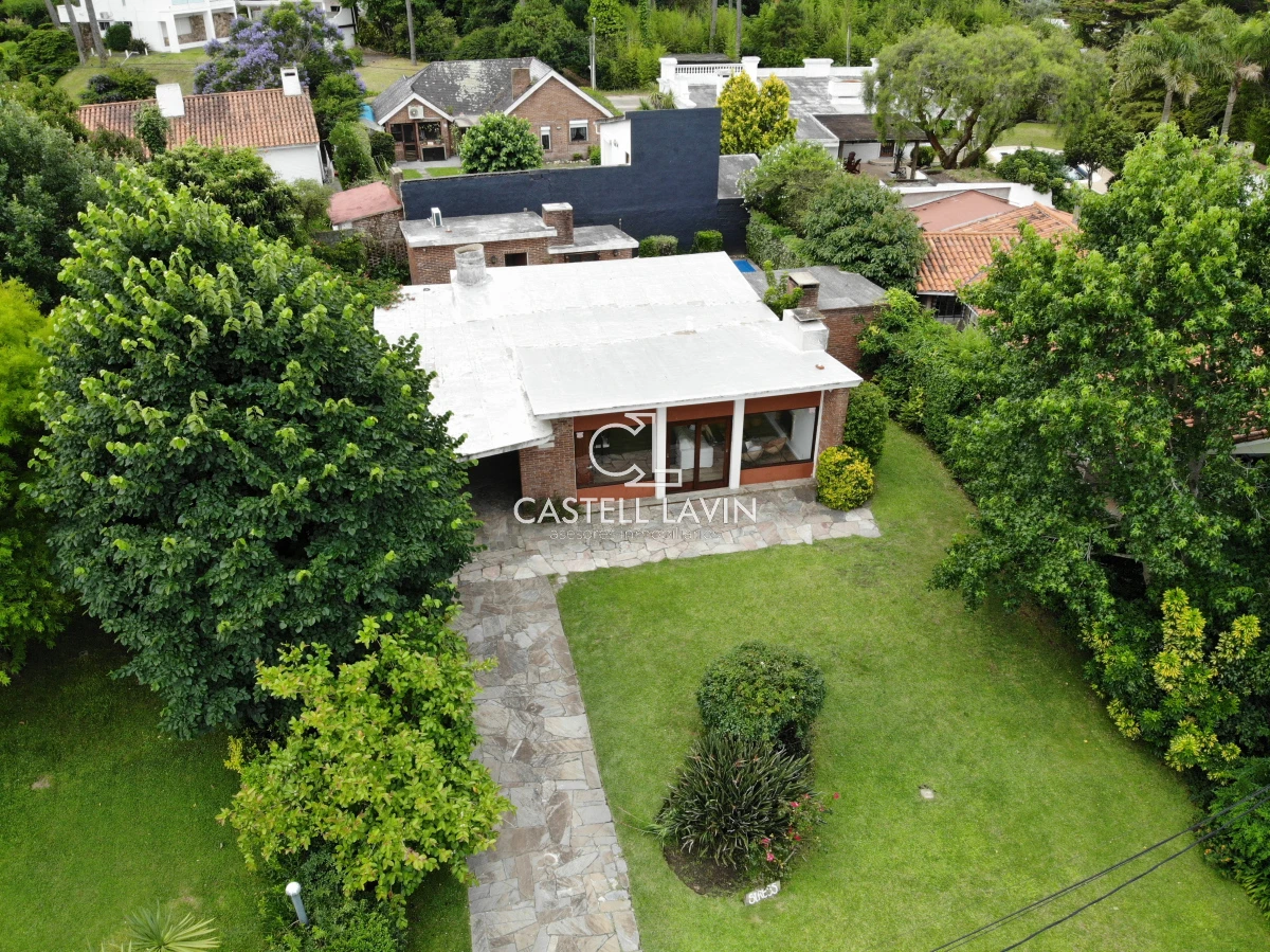 Casa ID.54 - Alquiler Temporal Casa 4 Dormitorios con Piscina Playa Mansa Punta del Este