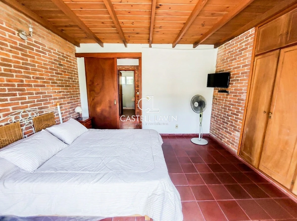 Casa ID.102 - Alquiler Anual Casa 4 Dormitorios Playa Mansa Punta del Este