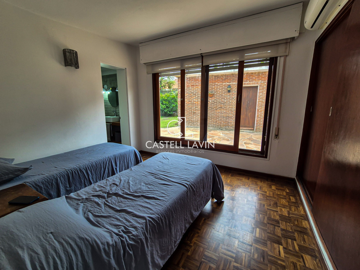 Casa ID.54 - Alquiler Temporal Casa 4 Dormitorios con Piscina Playa Mansa Punta del Este