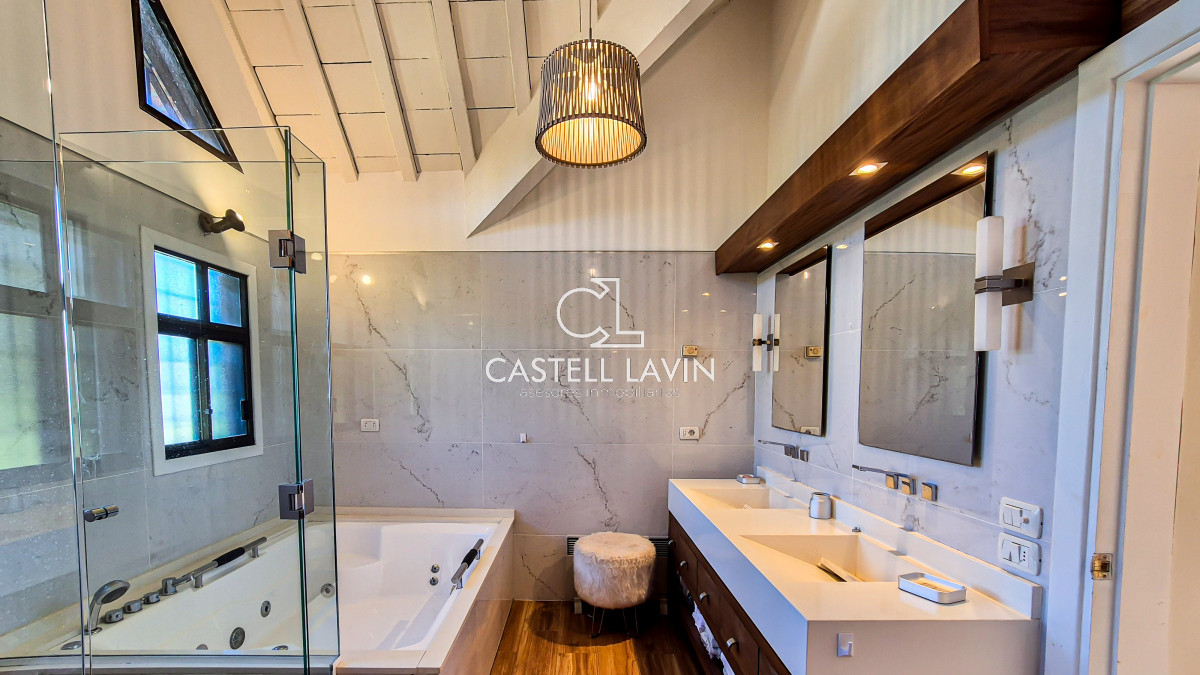 Casa ID.20 - Venta Casa 7 Dormitorios con Piscina Playa Mansa