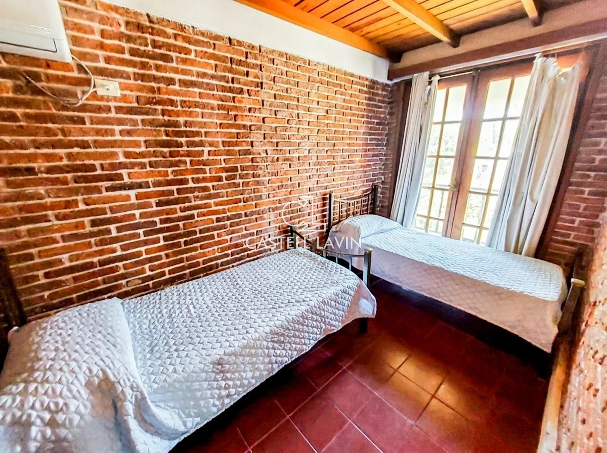 Casa ID.102 - Alquiler Anual Casa 4 Dormitorios Playa Mansa Punta del Este