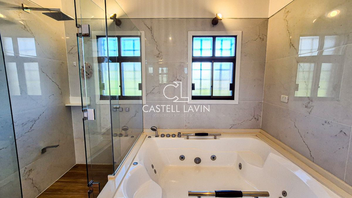 Casa ID.20 - Venta Casa 7 Dormitorios con Piscina Playa Mansa