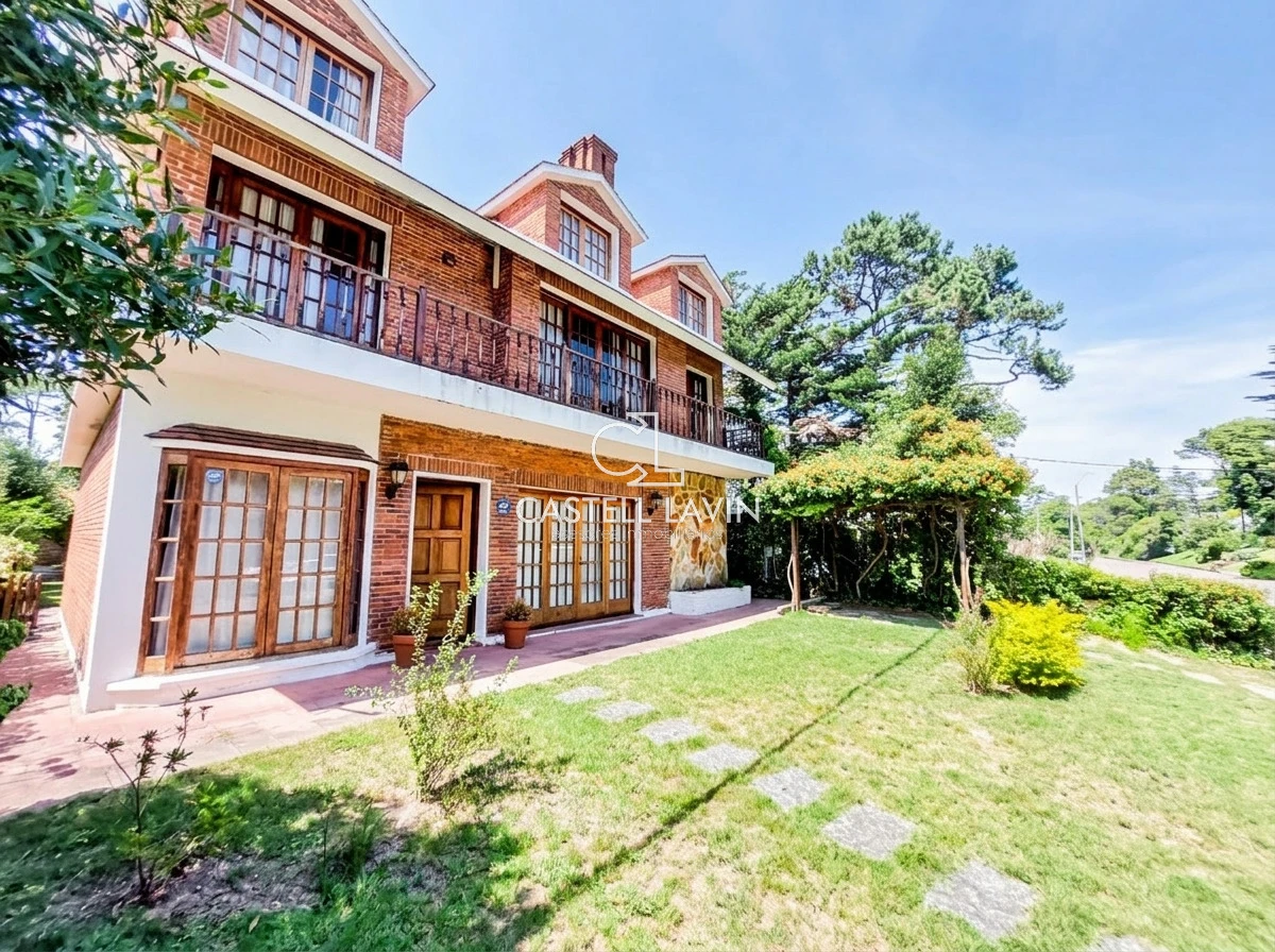 Casa ID.102 - Alquiler Anual Casa 4 Dormitorios Playa Mansa Punta del Este