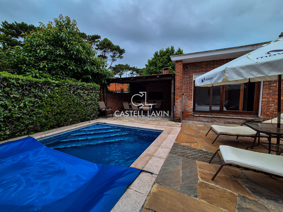 Casa ID.54 - Alquiler Temporal Casa 4 Dormitorios con Piscina Playa Mansa Punta del Este