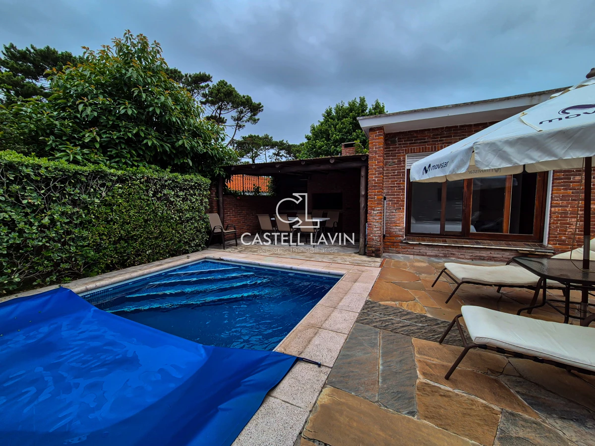 Casa ID.54 - Alquiler Temporal Casa 4 Dormitorios con Piscina Playa Mansa Punta del Este