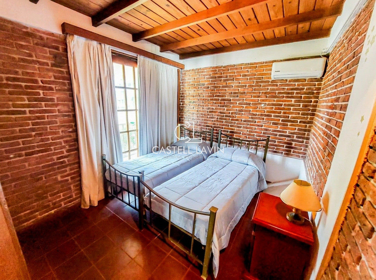 Casa ID.102 - Alquiler Anual Casa 4 Dormitorios Playa Mansa Punta del Este