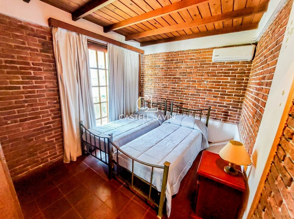 Casa ID.102 - Alquiler Anual Casa 4 Dormitorios Playa Mansa Punta del Este