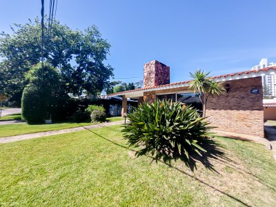 Venta Casa 4 Dormitorios a pasos del Mar Playa Mansa Punta del Este