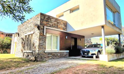 Venta Casa 4 Dormitorios con piscina Marly Punta del Este