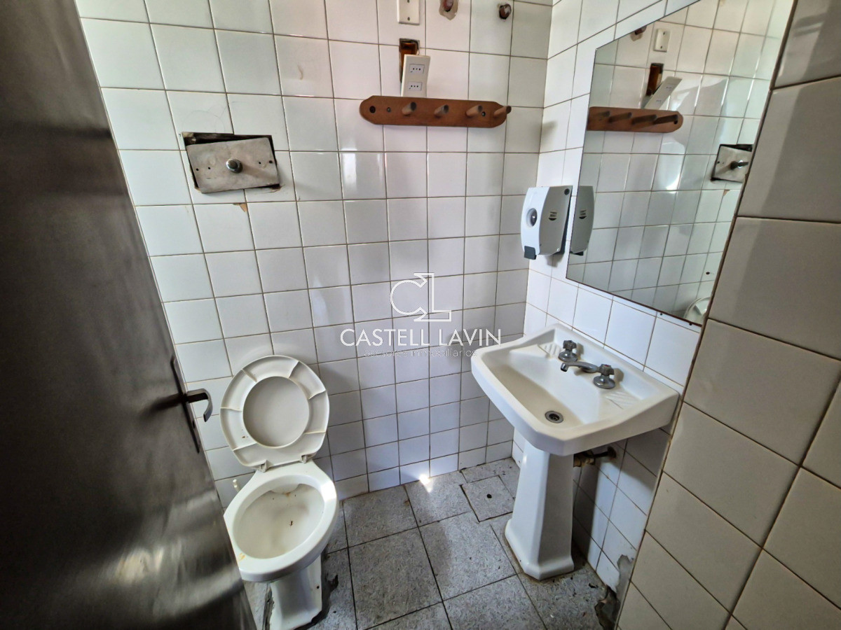 Local Comercial ID.750 - Alquiler Anual Local Comercial sobre José Batlle Ordóñez Centro Maldonado