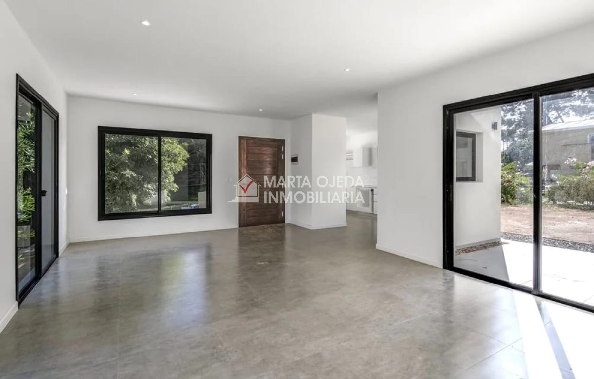 Casa ID.40824 - Casa a estrenar por Laguna del Sauce. Sistema tradicional con bloque celular (térmico). 3 dormitorios,  2 baños.