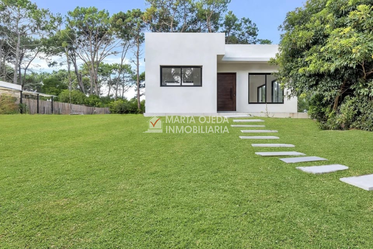 Casa ID.40824 - Casa a estrenar por Laguna del Sauce. Sistema tradicional con bloque celular (térmico). 3 dormitorios,  2 baños.