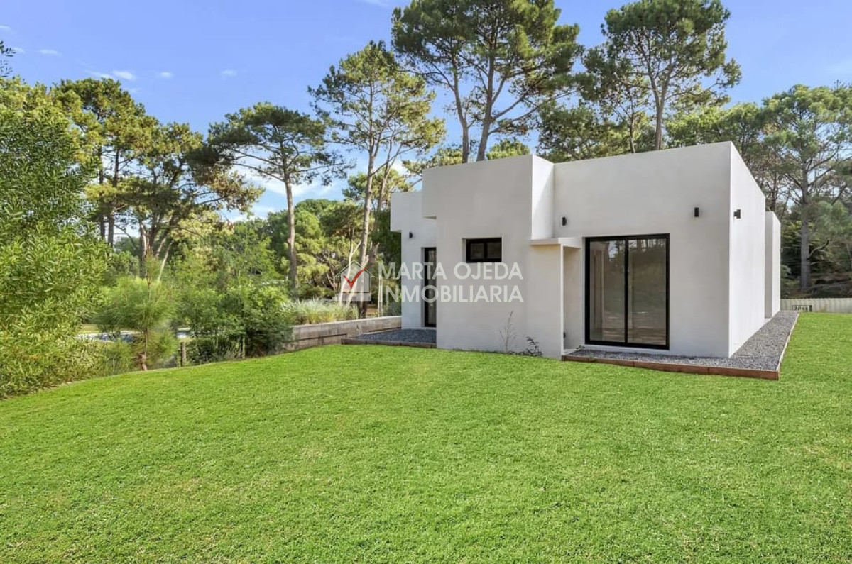 Casa ID.40824 - Casa a estrenar por Laguna del Sauce. Sistema tradicional con bloque celular (térmico). 3 dormitorios,  2 baños.