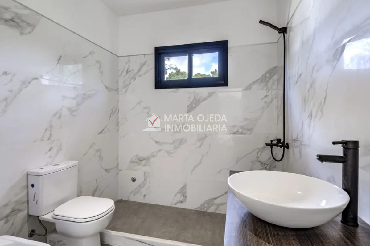 Casa ID.40824 - Casa a estrenar por Laguna del Sauce. Sistema tradicional con bloque celular (térmico). 3 dormitorios,  2 baños.