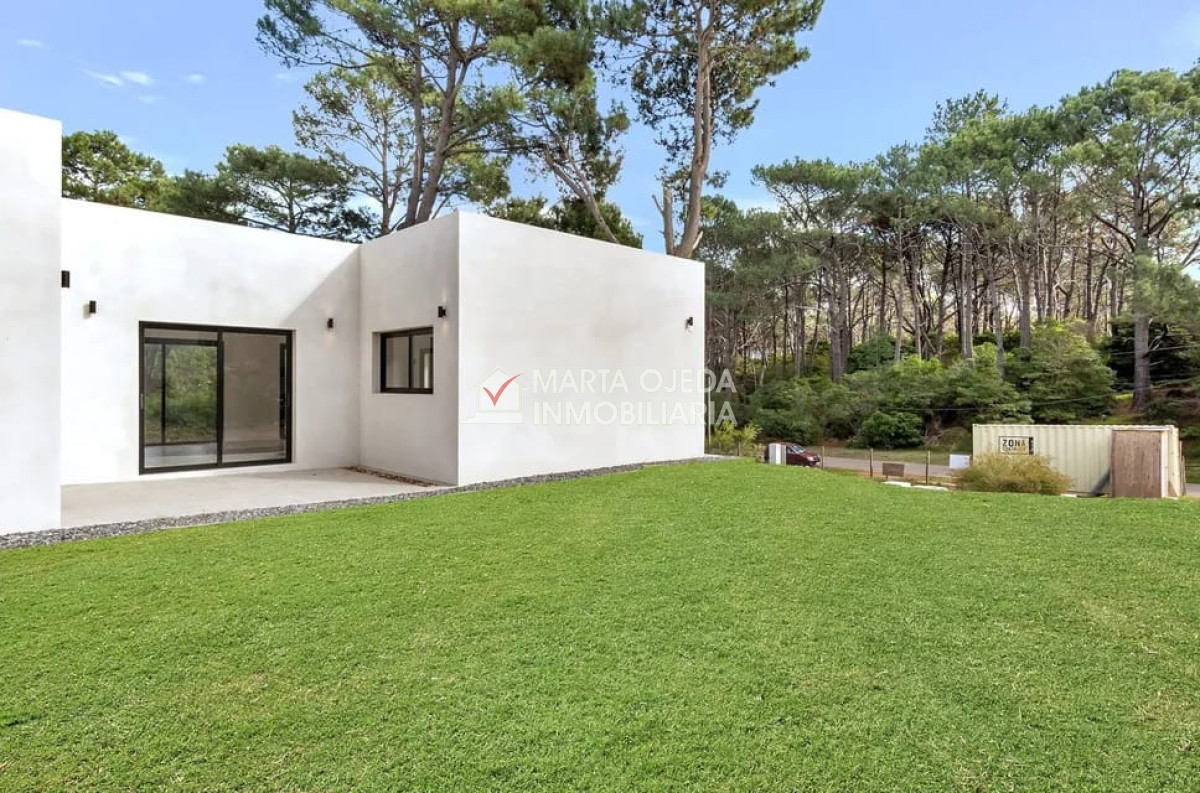 Casa ID.40824 - Casa a estrenar por Laguna del Sauce. Sistema tradicional con bloque celular (térmico). 3 dormitorios,  2 baños.