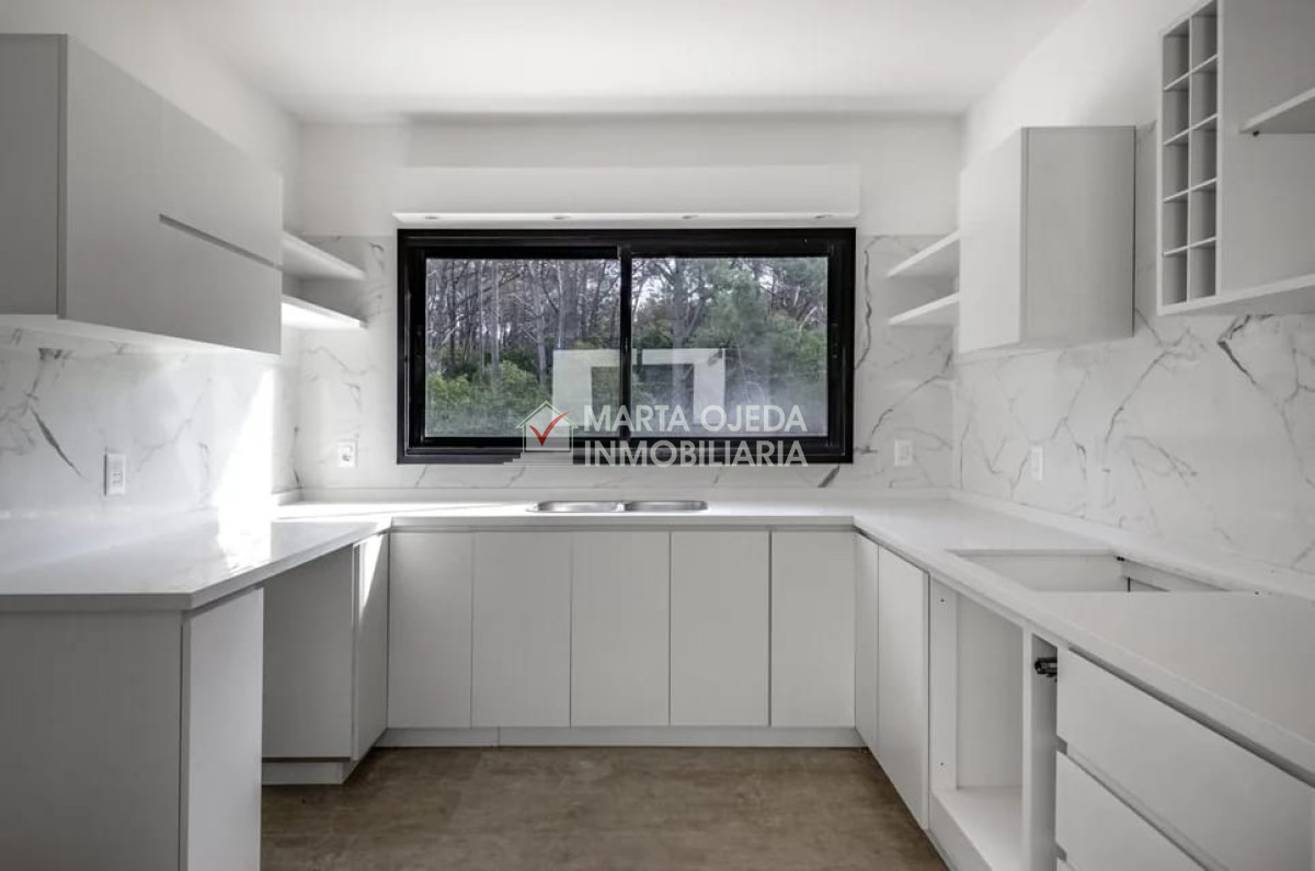 Casa ID.40824 - Casa a estrenar por Laguna del Sauce. Sistema tradicional con bloque celular (térmico). 3 dormitorios,  2 baños.