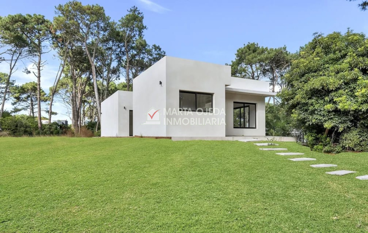 Casa ID.40824 - Casa a estrenar por Laguna del Sauce. Sistema tradicional con bloque celular (térmico). 3 dormitorios,  2 baños.