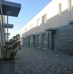 Duplex en venta con patio, complejo privado, con patio y cochera.