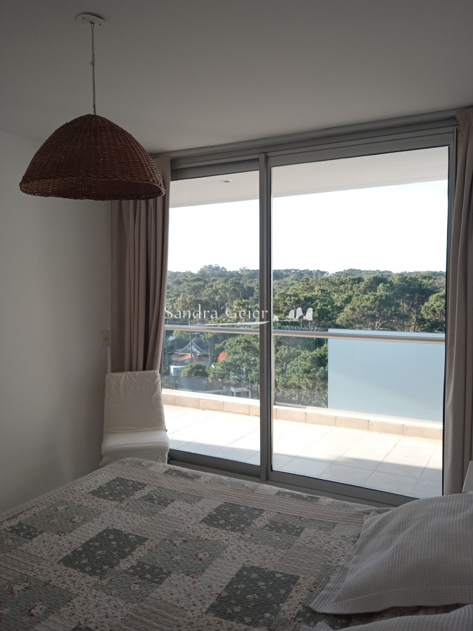 Apartamento ID.2427 - Amplio apartamento de 2 dormitorios y 2 baños, ubicado en un punto estratégico, cerca de todo, con terraza tipo patio.