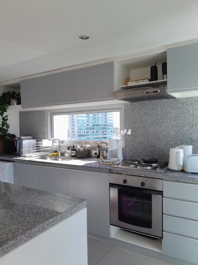 Apartamento ID.2427 - Amplio apartamento de 2 dormitorios y 2 baños, ubicado en un punto estratégico, cerca de todo, con terraza tipo patio.