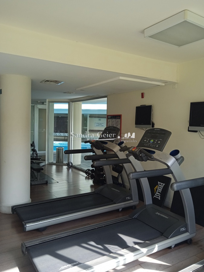 Apartamento ID.2426 - Apartamento en venta de 2 dormitorios, en zona céntrica con variedad de servicios. Punta del Este. 