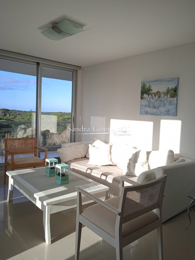 Apartamento ID.2427 - Amplio apartamento de 2 dormitorios y 2 baños, ubicado en un punto estratégico, cerca de todo, con terraza tipo patio.