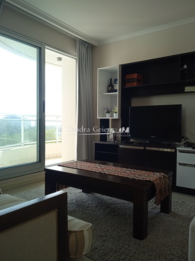 Apartamento ID.2426 - Apartamento en venta de 2 dormitorios, en zona céntrica con variedad de servicios. Punta del Este. 