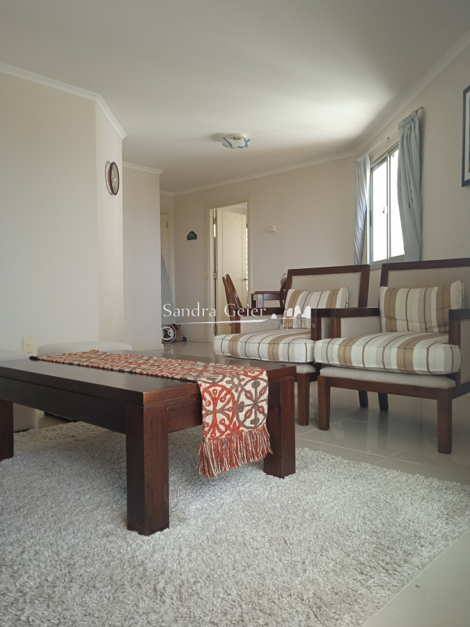 Apartamento ID.2426 - Apartamento en venta de 2 dormitorios, en zona céntrica con variedad de servicios. Punta del Este. 
