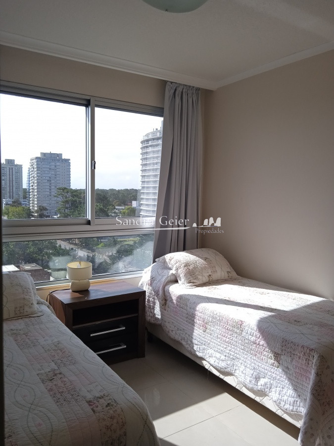 Apartamento ID.2426 - Apartamento en venta de 2 dormitorios, en zona céntrica con variedad de servicios. Punta del Este. 